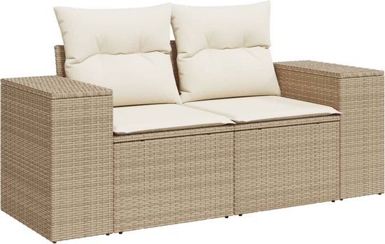 Beige rotan 2-zits bank met crème kussens en opbergruimte onder de zitting.