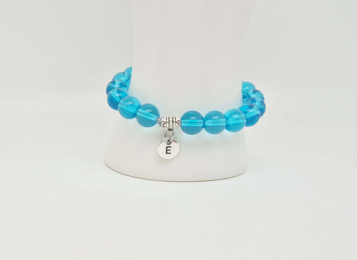 Handgemaakte natuursteen armband met hanger "Letters in cirkel" " Blauwe kwarts" -8 mm diameter van de korrel- Diameter armband 20 cm - Kies je favoriete letters- Een mooi cadeau voor familie en vrienden