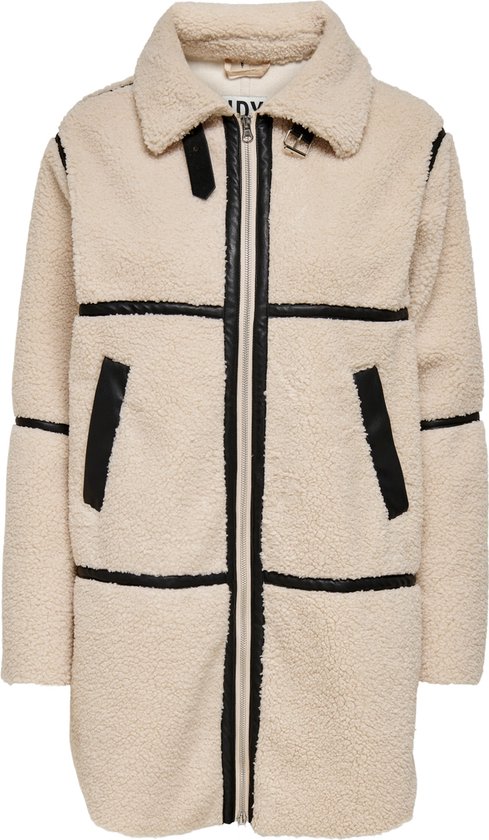 Un manteau teddy beige avec passepoil noir, col relevé avec boucle et fermeture éclair.