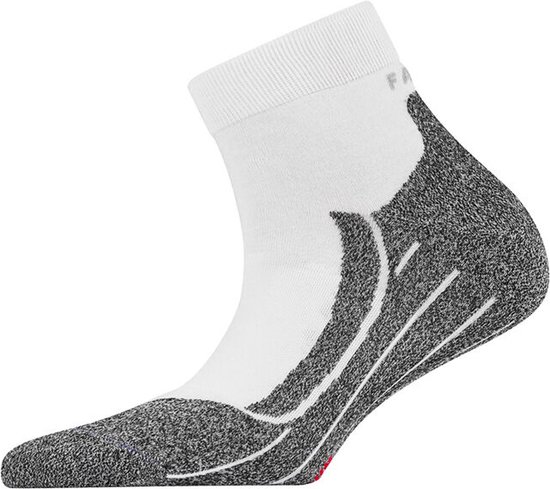 Klassieke witte FALKE sportsok met grijze accenten op de hiel en teen, en een rode markering.