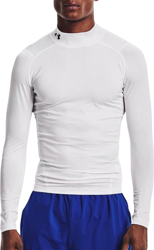 Man staat vooruit in een witte Under Armour longsleeve met ronde hals, gecombineerd met blauwe shorts.