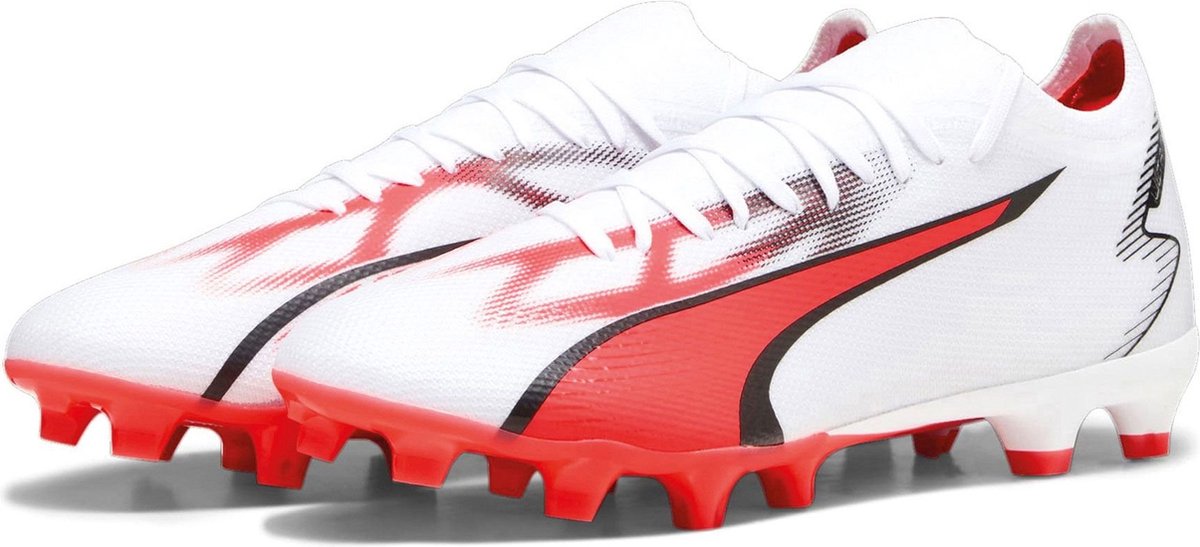 PUMA ULTRA MATCH FG/AG voetbalschoenen in zwart, wit en roze, maat 43, met een gestroomlijnd design en stevige zool.