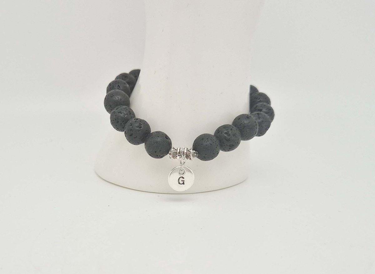 Handgemaakte natuursteen armband met hanger "Letters in cirkel" " Lava Donker" -8 mm diameter van de korrel- Diameter armband 20 cm - Kies je favoriete letters- Een mooi cadeau voor familie en vrienden