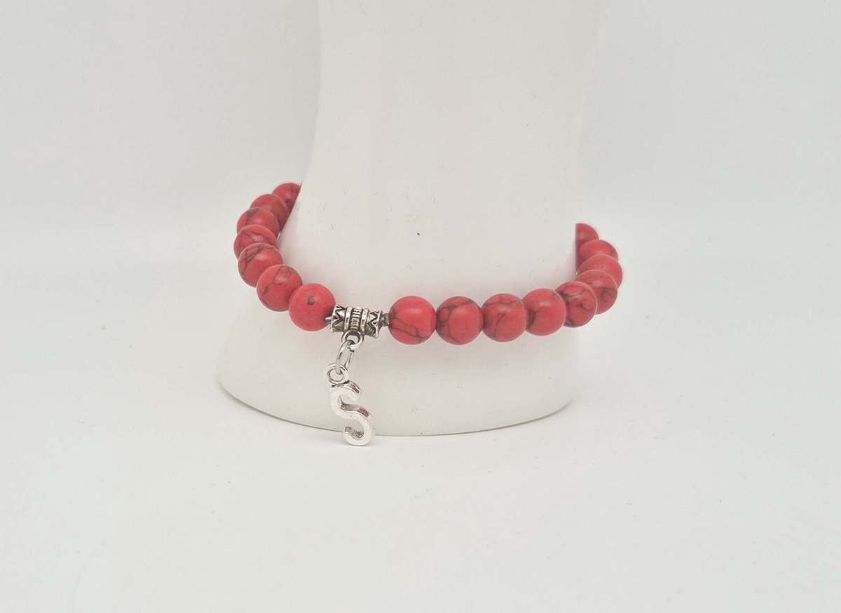Handgemaakte "Letters" natuursteen armband met natuursteen "Letters" " Rode howliet" -8 mm diameter van de korrel- Diameter armband 20 cm - Kies je favoriete letters- Een mooi cadeau voor familie en vrienden