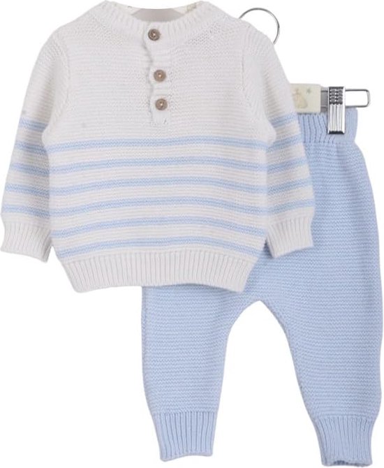 Gebreide babykleding set: witte trui met blauwe strepen en knoopjes, bijpassende lichtblauwe broek.