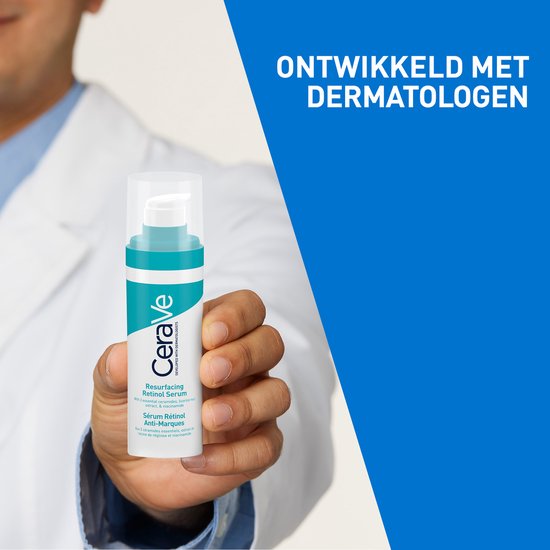 Hand houdt CeraVe Resurfacing Retinol Serum pompflacon. Tekst: Ontwikkeld met dermatologen.