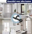 Collage van vier ruimtes met zwarte gordijnroedes: woonkamer, keuken, slaapkamer, eetkamer. Close-up van roedebevestiging.