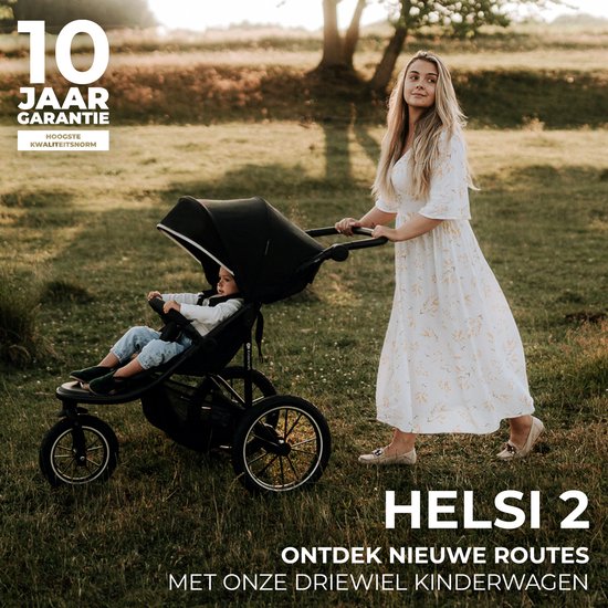 Vrouw met lang blond haar in een zomerjurk duwt een zwarte driewielkinderwagen met baby in een zonnige weide.