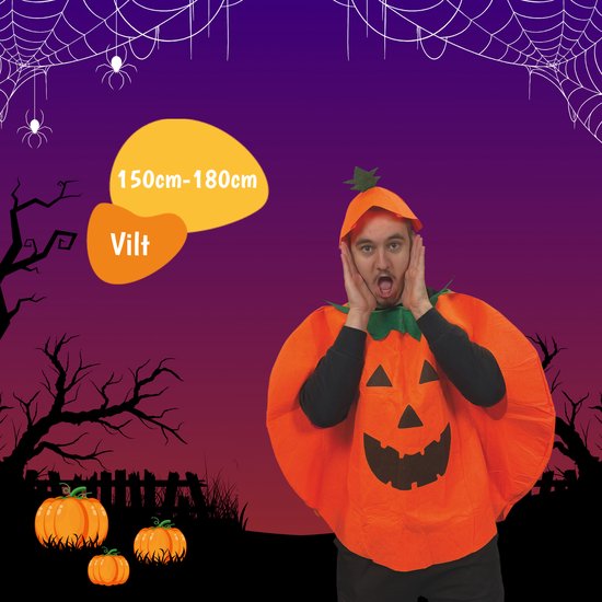 Man met verbaasd gezicht in oranje pompoen kostuum met groen bladkraagje, tegen een Halloween-achtergrond met spinnenwebben.