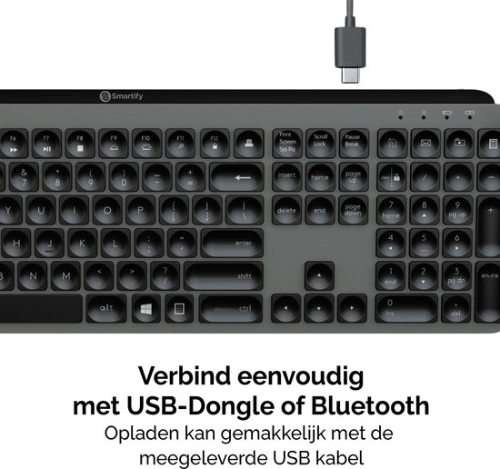 Donkergrijs Smartify toetsenbord met USB-C kabel en blanco achtergrond.