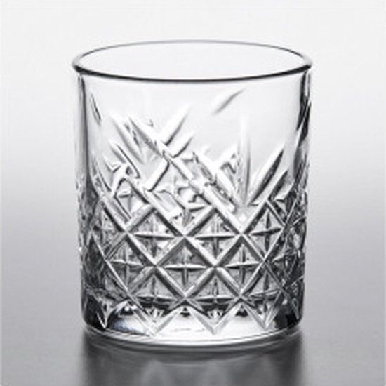 Un seul verre à eau avec des motifs en losange et des lignes verticales.