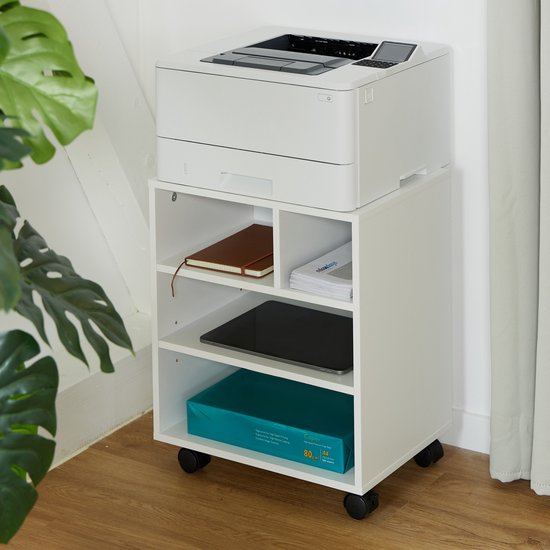 Witte printerkast met drie open vakken op wielen, met een printer, een notitieboekje, een tablet en papier.