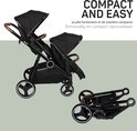 Zwarte tweeling kinderwagen, compact opgevouwen.