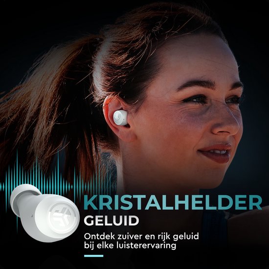 Een vrouw met een paardenstaart draagt een wit oordopje. Kristalhelder geluid.