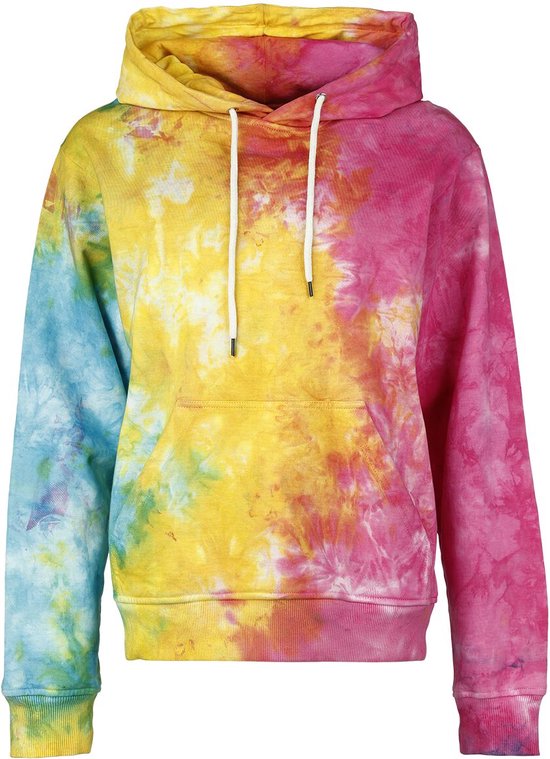 Een hoodie met een tie-dye patroon in gele, roze en blauwe kleuren, met witte trekkoorden en een kangoeroezak.