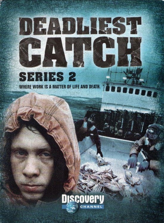 De DVD-hoes van 'Deadliest Catch Serie 2', met een close-up van een gezicht in een oranje hoodie en een scène met vissers op een boot, met de tekst 'Deadliest Catch Serie 2'.