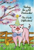 Vandaag ben jij het feestvarken! Van harte gefeliciteerd! Een grappige kaart met een blij varken en een feestmuts op. Leuk om zo te geven of om bij een cadeau te voegen. Een dubbele wenskaart inclusief envelop en in folie verpakt.