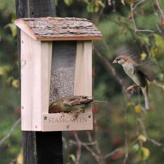 Vogelvoederhuis Stamgasten – Massief Hout met Boomschors Dak – Handgemaakt & Weerbestendig