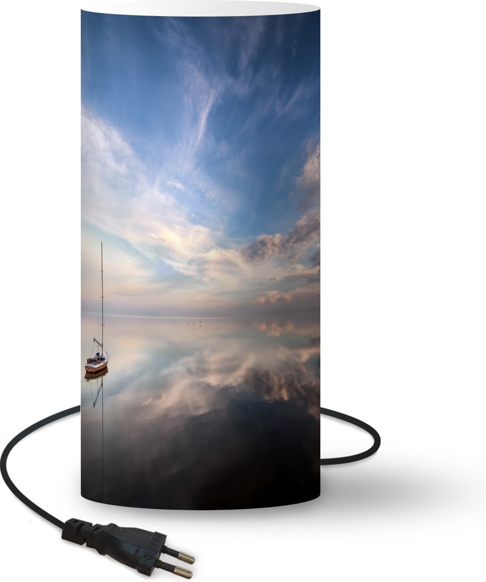 Lamp - Nachtlampje - Tafellamp slaapkamer - Zeilboot op het stille water van de zee - 54 cm hoog - Ø24.8 cm - Inclusief LED lamp
