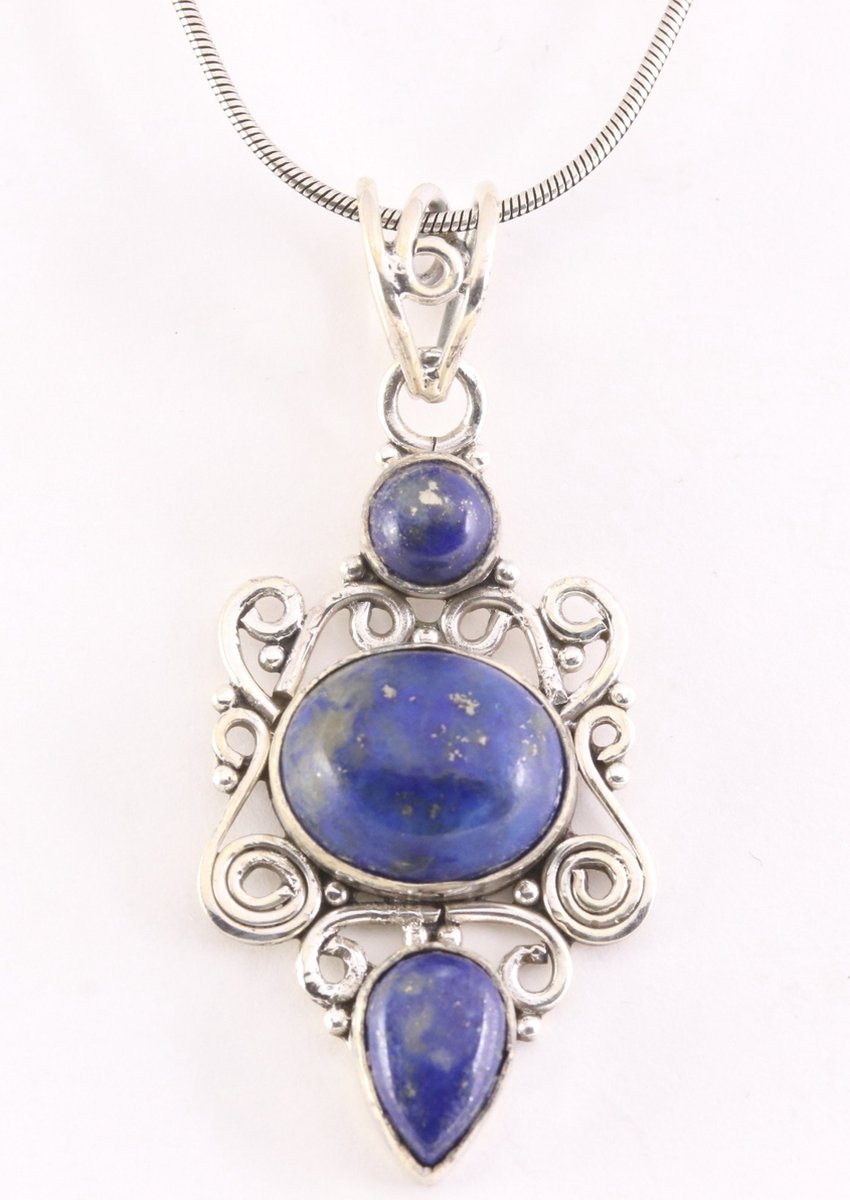 Opengewerkte zilveren hanger met lapis lazuli aan ketting