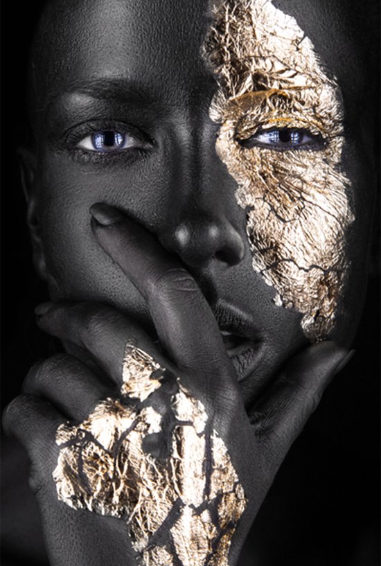 Woman Black Gold With Fingers - Foto op plexiglas incl. gratis luxe ophangsysteem - Wanddecoratie