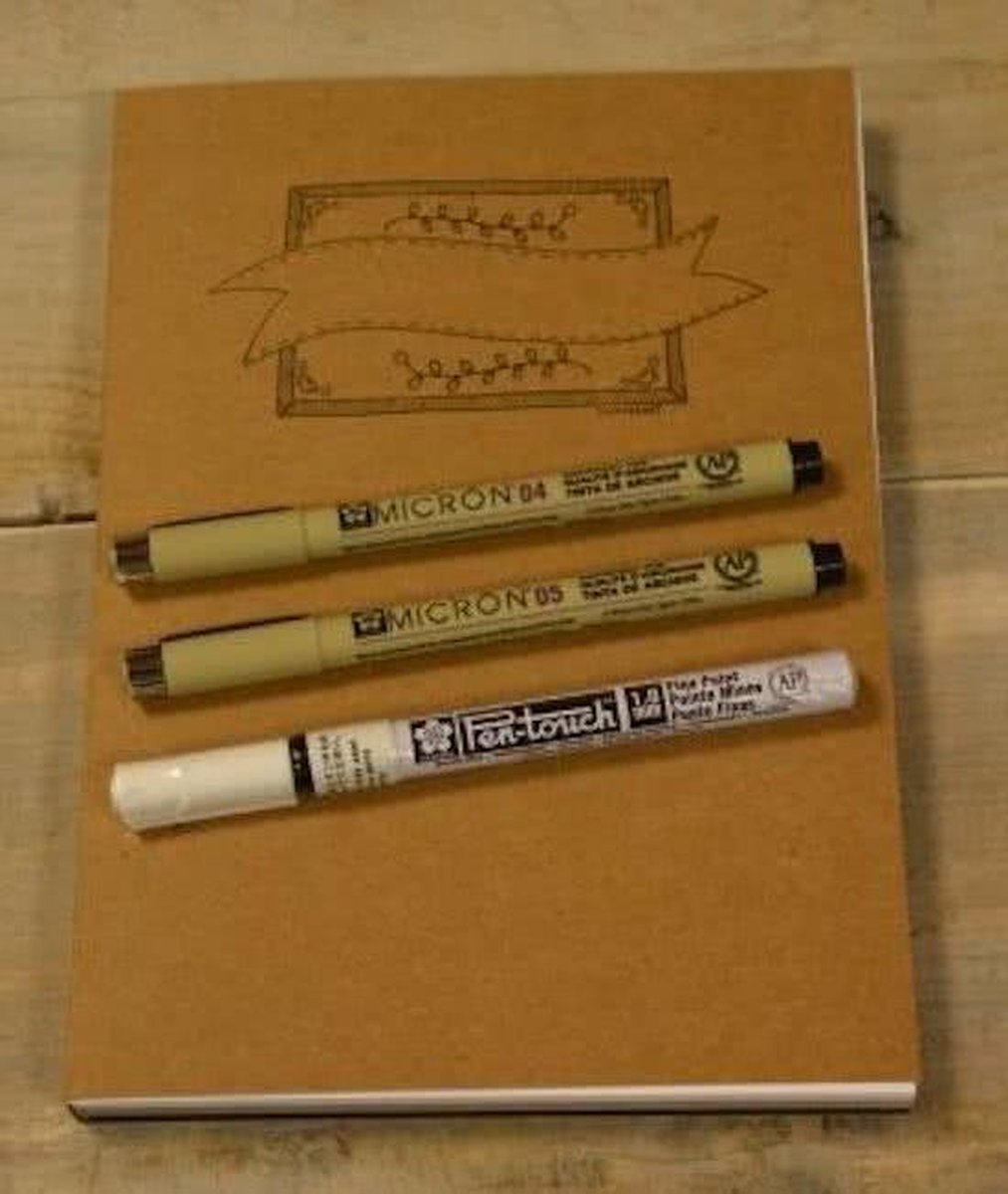 Hobby & Creatief Papier & Karton Karton Oefenblok Handlettering Wit, Kraft Bruin en Zwart Karton op A5 formaat + 4 stuks Sakura Handlettering Pennen verpakt in een handige Zipperbag