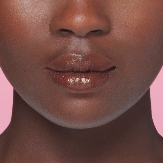 Lippen van een donkere huid, met glanzende bruine lipstick.
