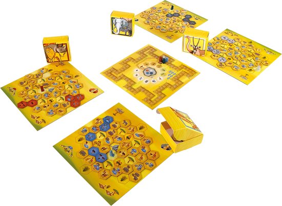 Opstelling van het bordspel Savannah Park met meerdere spelborden, zeshoekige tegels en doosjes met dierenafbeeldingen.