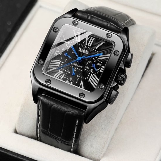 Zwart vierkant horloge met zilveren Romeinse cijfers, blauwe wijzers, in een witte geschenkdoos.