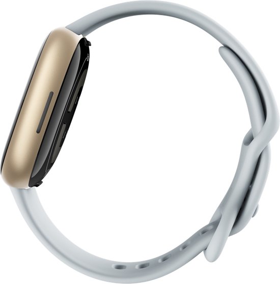 Goudkleurig Fitbit Sense 2 smartwatch met lichtblauw bandje, van de zijkant gezien.