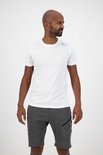 Homme portant un t-shirt de sport blanc Rogelli et un short gris, regardant à droite.