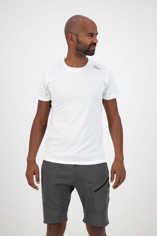 Homme portant un t-shirt de sport blanc Rogelli et un short gris, regardant à droite.