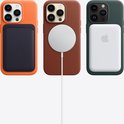 Trois iPhones avec accessoires : étui orange avec MagSafe, étui marron avec chargeur MagSafe, étui vert avec batterie MagSafe.