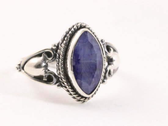 Fijne bewerkte zilveren ring met blauwe saffier - maat 18.5