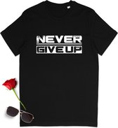 T shirt met positieve quote 'Never give Up' - Dames en heren t-shirt met tekst - Mannen en vrouwen maten (unisex) S t/m 3XL - Shirt kleur: zwart.