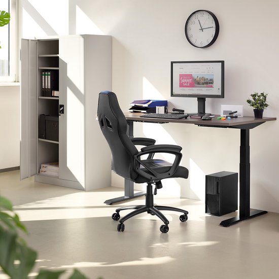 Bureau met in hoogte verstelbare tafel, bureaustoel en grijze archiefkast in een modern kantoor.