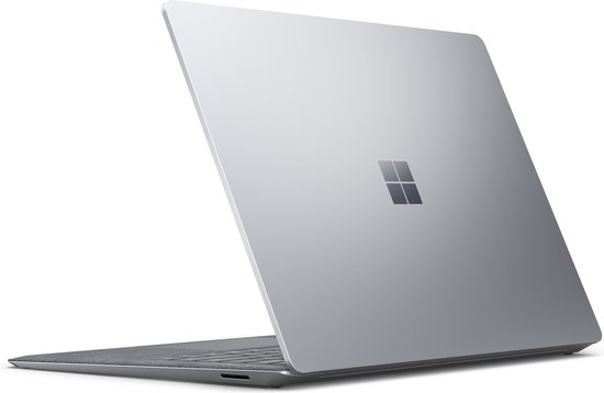 Grijze laptop met het Microsoft logo op de achterkant, zijaanzicht.