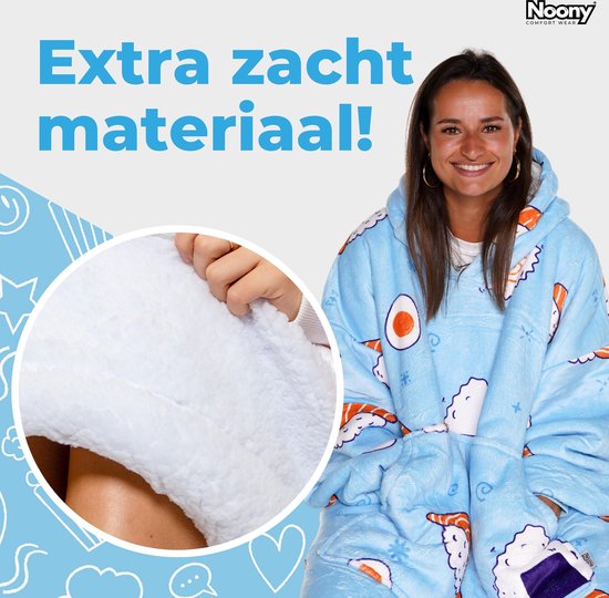 Model met de lichtblauwe Noony Sushi hoodie deken. De deken is bedrukt met sushi en met een extra cirkel die de zachte fleece stof toont.