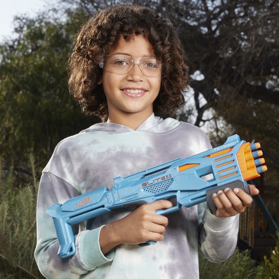 Jongen met veiligheidsbril en tie-dye hoodie houdt een blauwe Nerf Elite Tetrad blaster vast.