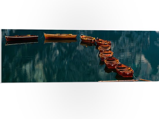 WallClassics - PVC Schuimplaat- Rij Vissersboten op Helder Water - 90x30 cm Foto op PVC Schuimplaat