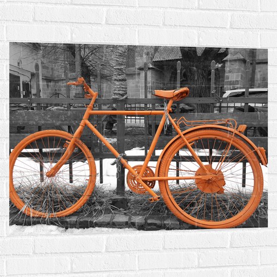 WallClassics - Muursticker - Oranje Fiets tegen Zwart Witte Achtergrond - 100x75 cm Foto op Muursticker
