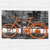 WallClassics - Muursticker - Oranje Fiets tegen Zwart Witte Achtergrond - 75x50 cm Foto op Muursticker