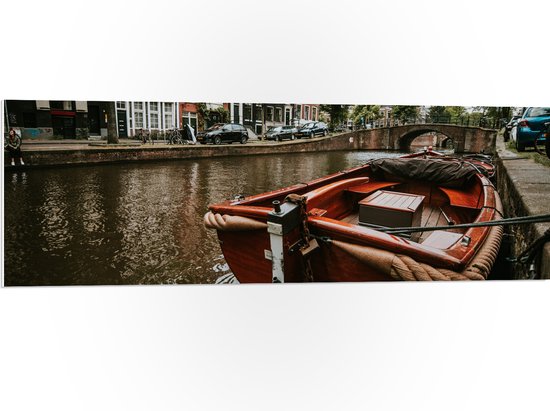 WallClassics - PVC Schuimplaat - Boot in Amsterdamse Gracht - 120x40 cm Foto op PVC Schuimplaat (Met Ophangsysteem)