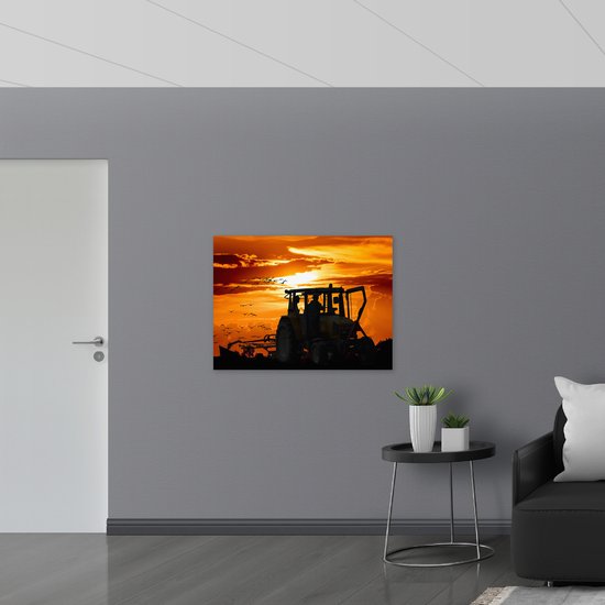 WallClassics - Poster Glanzend – Boer met Traktor bij Zonsondergang - 100x75 cm Foto op Posterpapier met Glanzende Afwerking