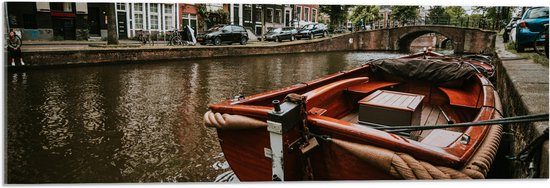 WallClassics - Acrylglas - Boot in Amsterdamse Gracht - 90x30 cm Foto op Acrylglas (Met Ophangsysteem)