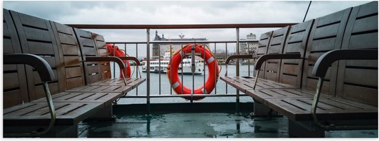 WallClassics - Poster (Matte) - Bancs sur Bateau - 150x50 cm Photo sur Papier Poster avec un aspect Mat