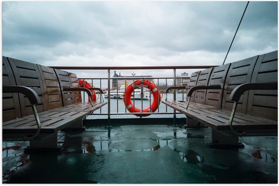 WallClassics - Poster Glanzend – Bankjes op Boot - 90x60 cm Foto op Posterpapier met Glanzende Afwerking