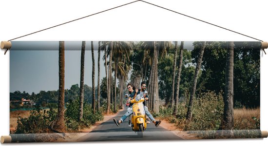 WallClassics - Textielposter - Koppel op Gele Scooter Rijdend - 90x30 cm Foto op Textiel