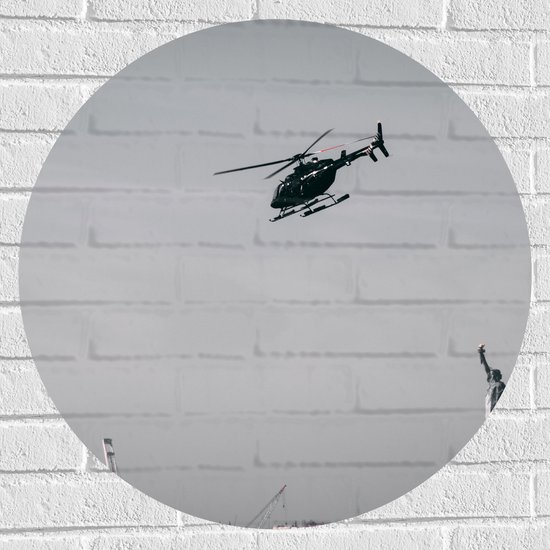 WallClassics - Muursticker Cirkel - Helikopter zwevend boven Vrijheidsbeeld in New York - 70x70 cm Foto op Muursticker