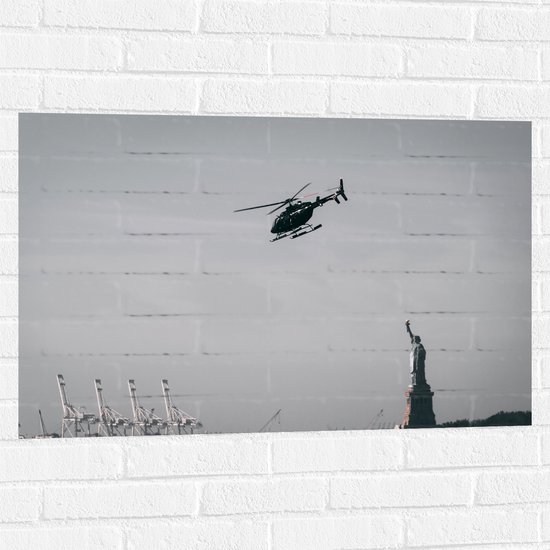 WallClassics - Muursticker - Helikopter zwevend boven Vrijheidsbeeld in New York - 90x60 cm Foto op Muursticker